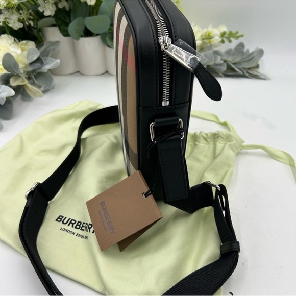 Burberry Paddy check canvas vertical Crossbody camera bag NWT - Picture 3 of 8